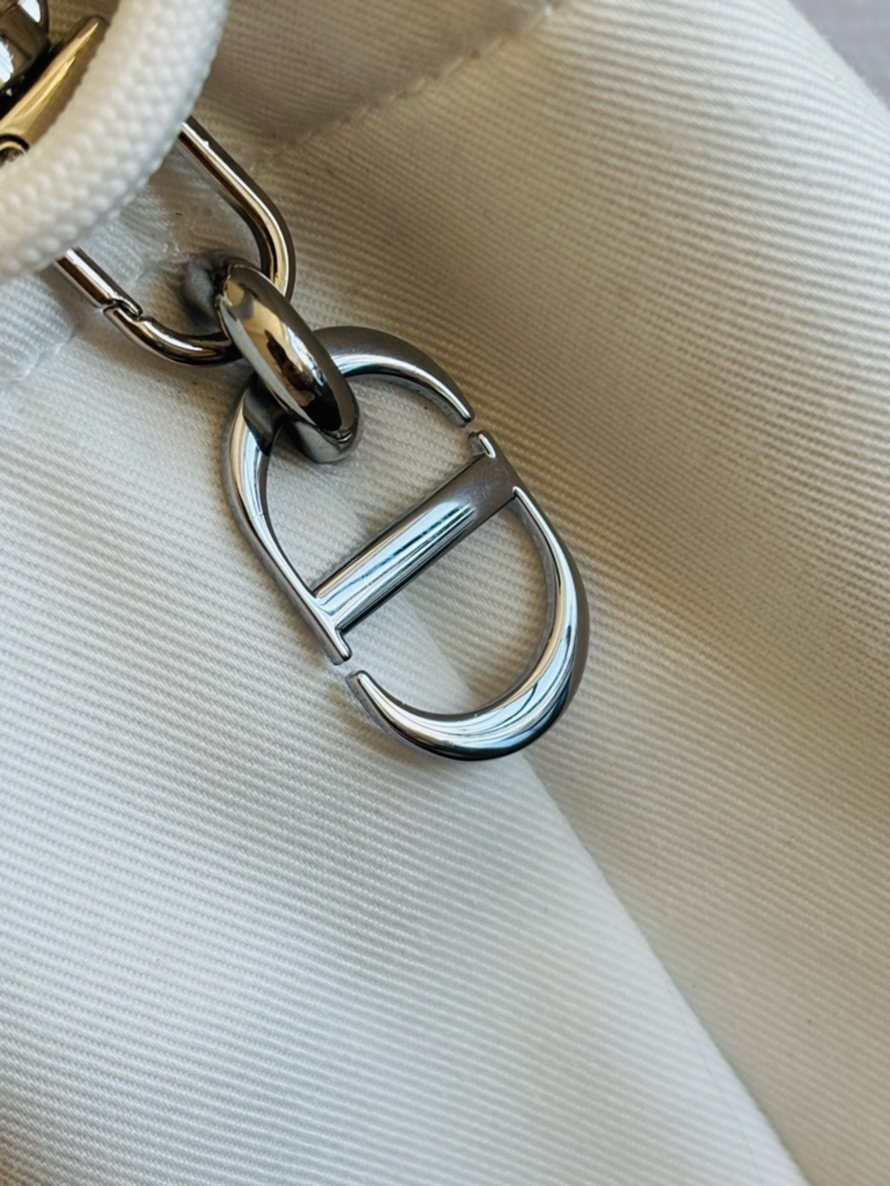 DIOR Beauty Bucket Bag + Charm & Hardware - Picture 3 of 4
